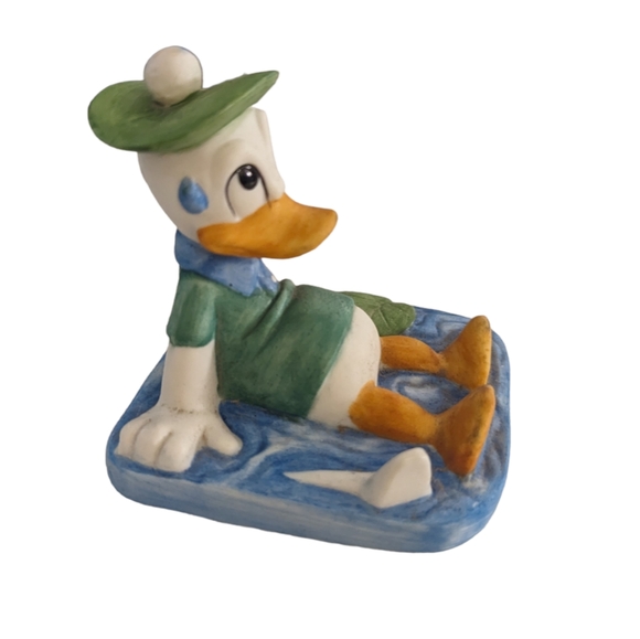 Disney Giftwares Donald Duck Golfing In the Pond Figurine - Picture 2 of 4